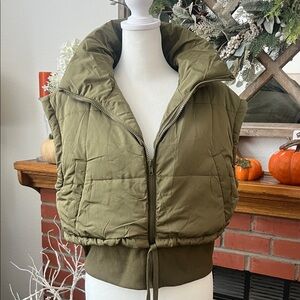 NWOT women’s winter cropped sleeveless padded vest size Large